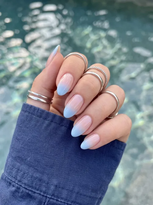 Inspiration baby boomer bleu ciel en dégradé sur ongles amande