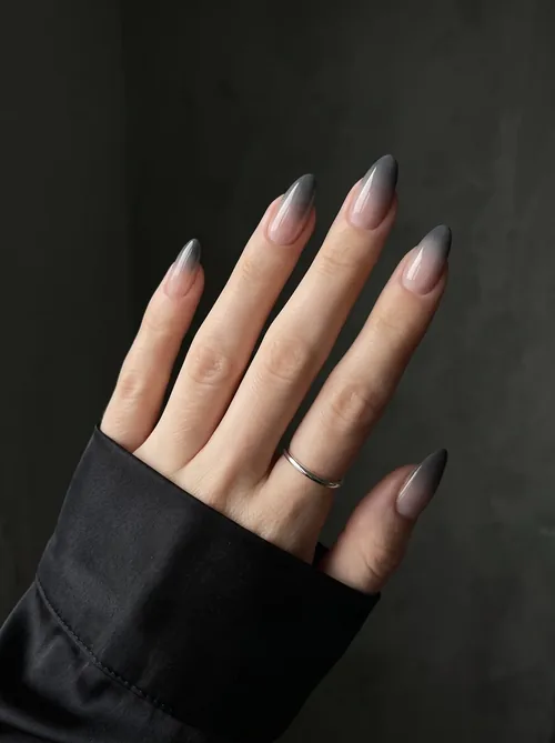 Inspiration baby boomer gris taupe en dégradé fondu, ambiance sombre