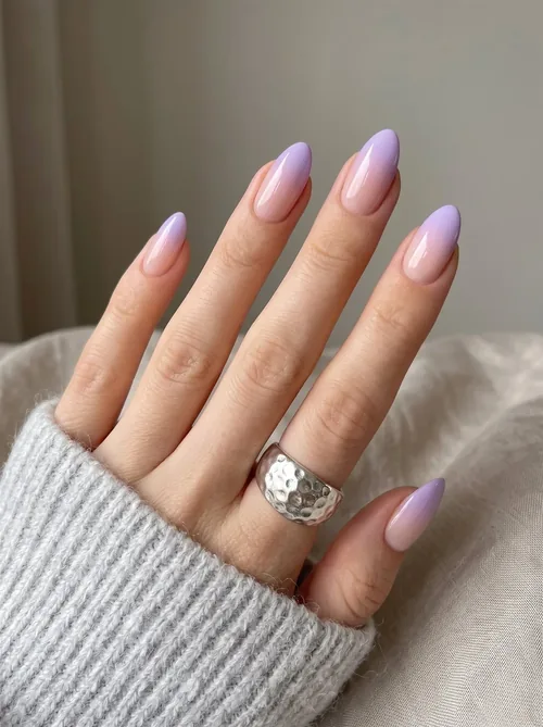 Inspiration baby boomer lilas et mauve en dégradé sur ongles amande