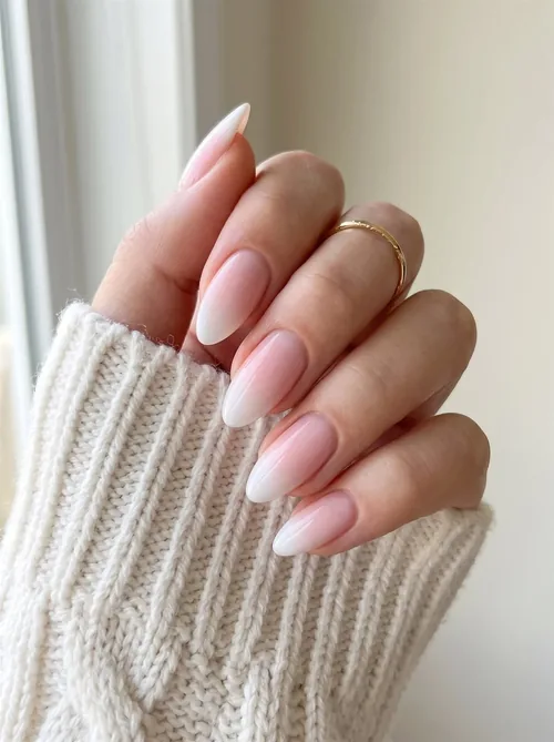 Inspiration baby boomer rose et blanc, le dégradé classique sur ongles amande