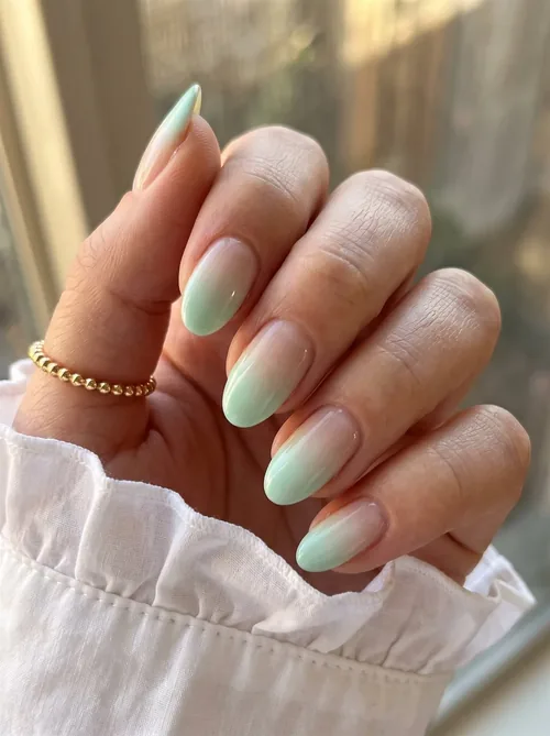 Inspiration baby boomer vert menthe en dégradé sur ongles amande