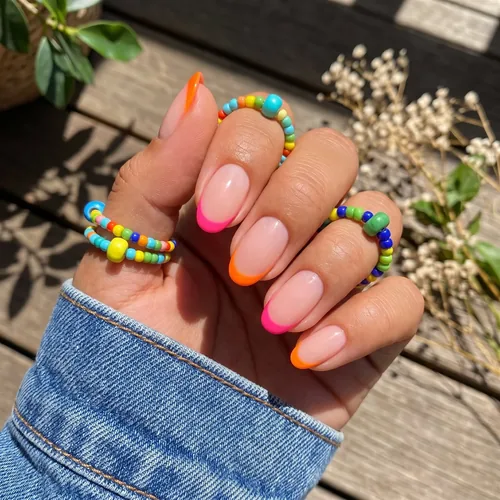 Inspiration french colorée fluo rose, orange et turquoise sur ongles amande
