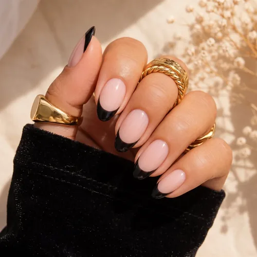 Inspiration french noire sur base nude, ongles amande
