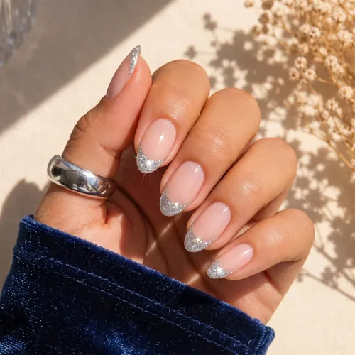 Inspiration french pailletée argent sur base nude, version festive